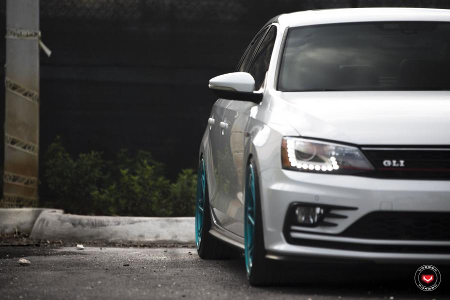 Детали экстерьера Volkswagen Jetta GLI on Vossen Wheels (LC-109T) 2018 года  (фото 7 из 23)